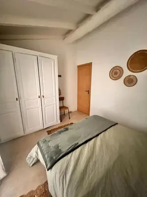 a bedroom with a bed in the corner of a room at Casa Brahma pour 8 personnes -Porto Vecchio in San-Gavino-di-Carbini