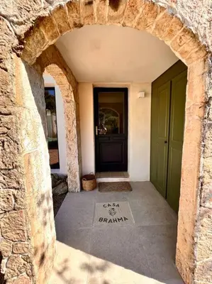 an entrance to a building with a green door at Casa Brahma pour 8 personnes -Porto Vecchio in San-Gavino-di-Carbini