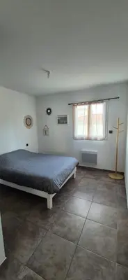 a bedroom with a bed and a window at Charmant appartement in Borgo