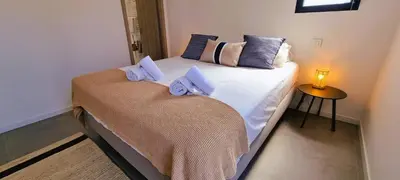 a bedroom with two beds with towels on them at Villa Alba, 8 pers, piscine chauffée, 5 minutes plage in Cirendinu