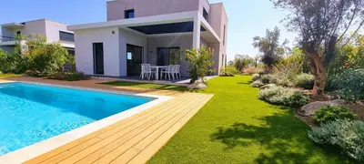 a house with a swimming pool in front of a yard at Villa Alba, 8 pers, piscine chauffée, 5 minutes plage in Cirendinu