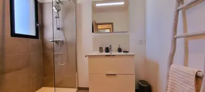 a bathroom with a shower and a sink at Villa Alba, 8 pers, piscine chauffée, 5 minutes plage in Cirendinu