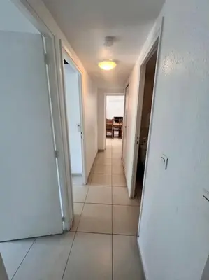 a hallway of a room with a hallwayasteryasteryasteryasteryasteryasteryasteryastery at Logement Linotte, 600m à pied Santa Giulia Jacuzzi in Bocca del Oro