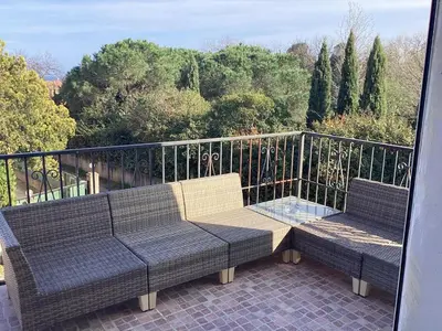 a balcony with two benches on a balcony at Appartement Bavella in Santa-Lucia-di-Moriani