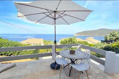a table on a balcony with a view of the ocean at Apartment with balcony and 360 sea view in Villanova