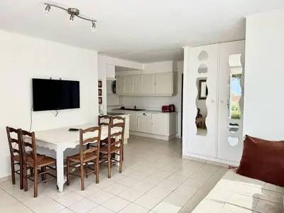 a kitchen and dining room with a table and chairs at Maison Les aloes - vue mer et proche centre ville in Propriano
