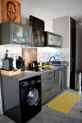 a kitchen with a washer and a washing machine at Studio Terrasse entre ville et port in Porto-Vecchio