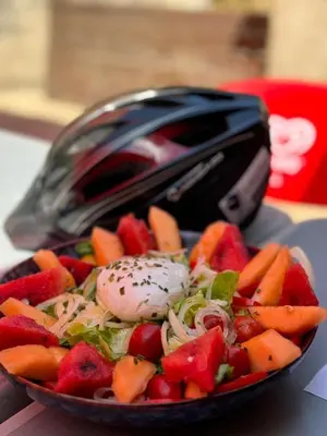 a bowl of fruit and vegetables with a toaster at Gîte de randonneurs Bocca bè in Chisa