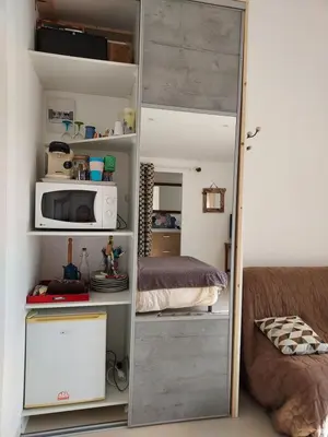 a mirror in a room with a bed and a microwave at Suite indépendante avec vue in Sarrola-Carcopino