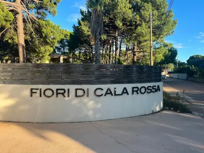 a sign that reads flordida cala rossas at Mini Villa T4 duplex dans résidence hôtelière Fiori di Cala Rossa superbement arborée rénovée en 2023 - chez Anne avec piscine chauffée in Lecci