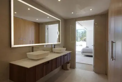 a bathroom with two sinks and a large mirror at Villa Tigliola in Porto-Vecchio