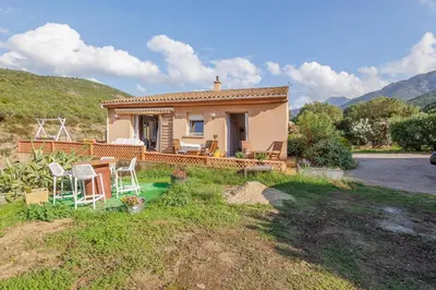 a small house with a table and chairs in the yard at Maison du Fangu - Da Simone - Maison de 160 m2 in Galeria