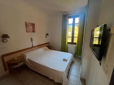 a bedroom with a white bed and a window at Appartement 2 chambres pour 6 personnes en résidence à la nuitée in Porto Ota