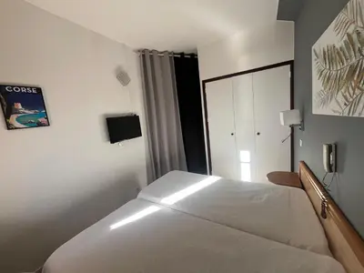 a bedroom with a large white bed in a room at Appartement 2 chambres pour 6 personnes en résidence à la nuitée in Porto Ota