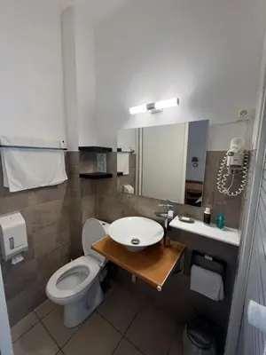 a bathroom with a toilet and a sink at Appartement 2 chambres pour 6 personnes en résidence à la nuitée in Porto Ota