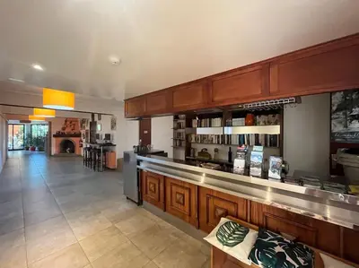 a large kitchen with a bar in a room at Appartement 2 chambres pour 6 personnes en résidence à la nuitée in Porto Ota
