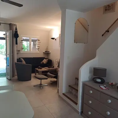 a living room with a couch and a mirror at A-Tjughina in San Ciprianu