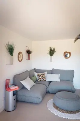 a living room with a couch and a table at Les Villas de Fiori Di Cala Rossa in Lecci