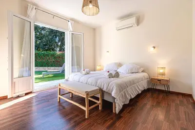 a bedroom with a bed with two cats on it at Sòle - Peri - Maison climatisée avec piscine in Peri