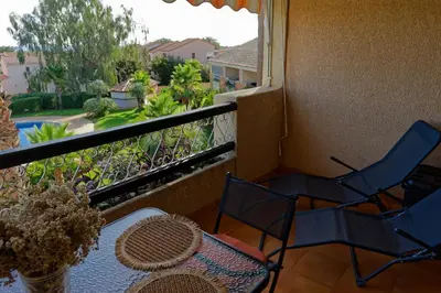 a balcony with a table and chairs on a balcony at COCON AUX SENTEURS de CORSE et VUE EXCEPTIONNELLE in Linguizzetta