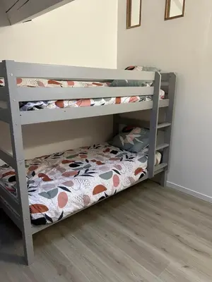 a bunk bed in a room with a bunk bed at Appartement dans résidence avec piscine et plage privées in San-Nicolao
