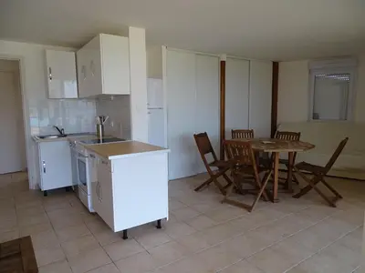 a kitchen and dining room with a table and chairs at Résidence Fioravanti Villas Valinco in Tizzano