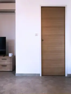 a wooden door in a room with a tv at Villa d'architecte in Sotta