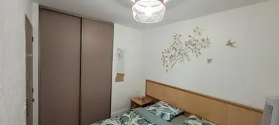 a bedroom with a bed and a chandelier at Doalchaléda in Linguizzetta