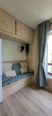 a room with a bed in a room with a window at Doalchaléda in Linguizzetta