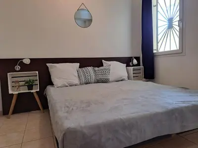 a bedroom with a large bed in a room at Appartement avec piscine à 2 pas de la plage in Linguizzetta