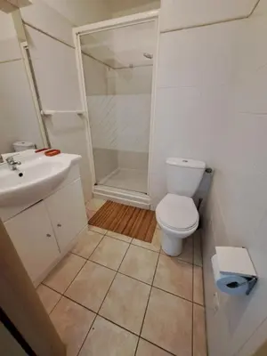 a bathroom with a toilet and a sink and a shower at Appartement avec piscine à 2 pas de la plage in Linguizzetta
