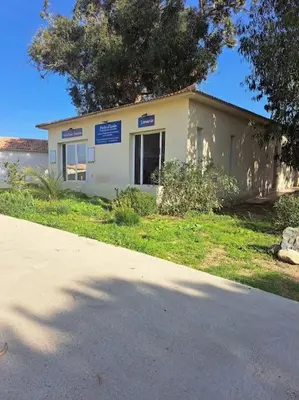 a small house on the side of a road at Appartement avec piscine à 2 pas de la plage in Linguizzetta