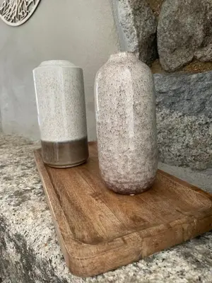 two vases sitting on a wooden cutting board at appartement de standing avec jacuzzi exterieur in Zonza