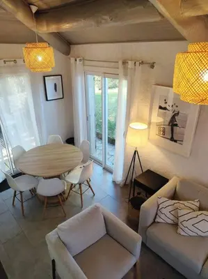 a living room with a table and a couch at Villa Cosy, 75m2, climatisé, 200m plage, parking in Lecci