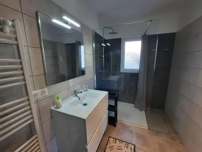 a bathroom with a sink and a shower at F2 Alata proche d'Ajaccio rez-de-villa in Alata