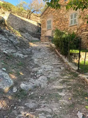 a stone path leading to a brick building at Maison indépendante Haute-Corse mer et montagne in Santo-Pietro-di-Tenda