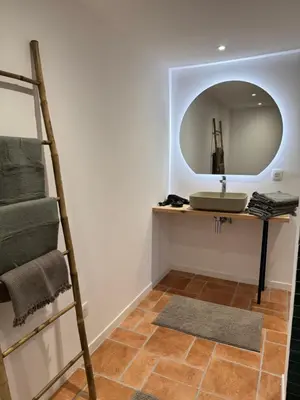a bathroom with a sink and a mirror at Spacieux 3 chambres Centre-ville de Porto-Vecchio in Porto-Vecchio
