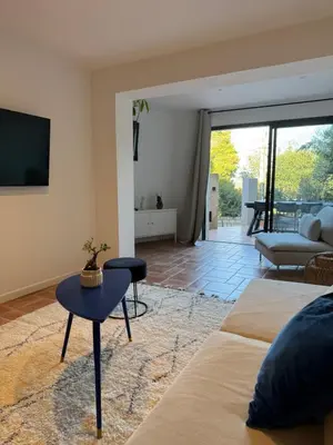 a living room with a couch and a table at Spacieux 3 chambres Centre-ville de Porto-Vecchio in Porto-Vecchio