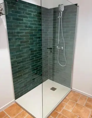 a bathroom with a shower with green tiles at Spacieux 2 chambres Centre-ville de Porto-Vecchio in Porto-Vecchio