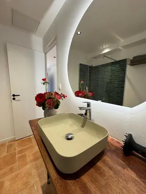 a bathroom with a sink and a mirror at Spacieux et lumineux 2 chambres vue mer Centre-ville de Porto-Vecchio in Porto-Vecchio