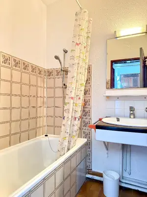 a bathroom with a tub and a sink at Maisonnette vue mer résidence vacances Porticcio in Grosseto-Prugna