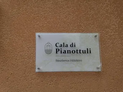 a sign on a wall that reads calita dh phuration at Perla di Mare - T3 avec piscine et accès plage in Viagenti