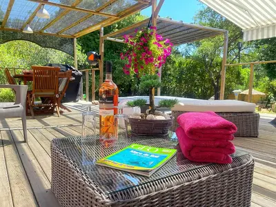 a table with a bottle of wine and a towel at Pépite du Maquis in Porto-Vecchio