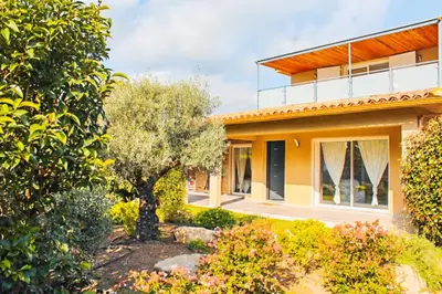 a house with a garden in front of it at Villa Mathilda Di Porto-Vecchio in Lecci