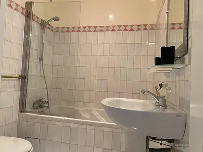 a bathroom with a sink and a bath tub at Appartement vue mer avec accès privé à la plage in Lecci