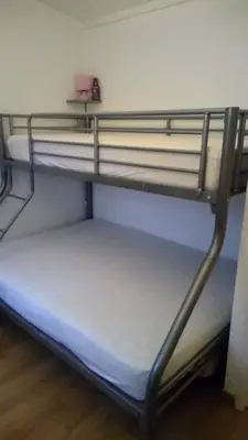 a couple of bunk beds in a room at Maison bord de mer climatisée en Corse in Poggio-Mezzana