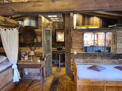 a bedroom with a bed and a desk in a cabin at Cabane avec Piscine in Sartène
