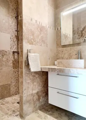 a bathroom with a sink and a mirror at Bas de villa contemporaine avec vue dégagée in Alata