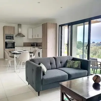 Bas de villa contemporaine avec vue dégagée