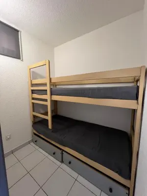 a room with two bunk beds in a room at Appart bord de mer avec piscine in San-Nicolao